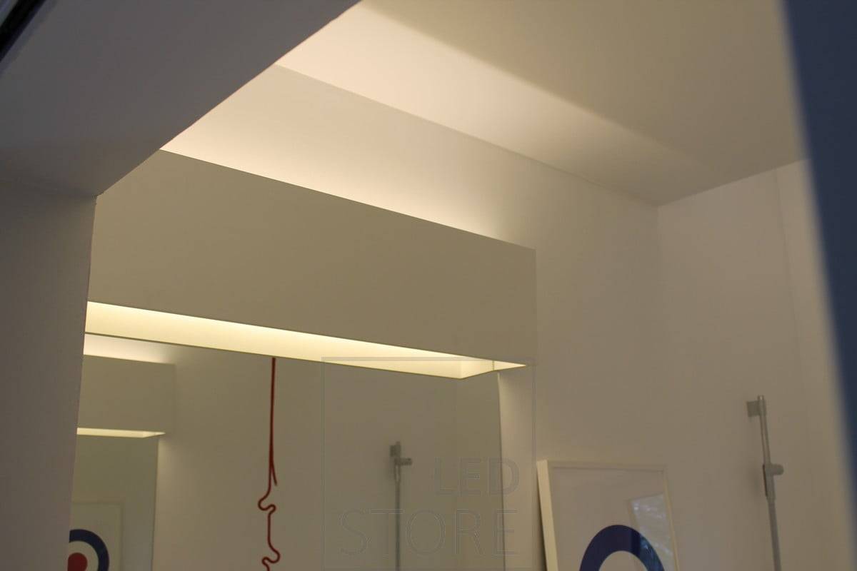 Lumière indirecte sur un luminaire de toilettes. Ledstore.fi