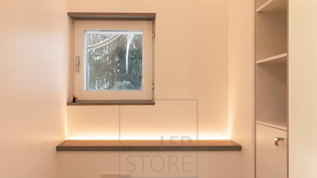 Une cabine de toilettes murale avec une bande LED orientée vers le haut. Créant une lumière d'ambiance dans l'espace, elle s'allume grâce à un détecteur de mouvement et peut donc également servir de veilleuse. Ledstore.fi