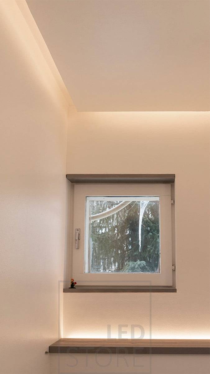 Cabine de toilette murale dotée d'une bande LED orientée vers le haut. Elle crée une lumière d'ambiance et s'allume à l'aide d'un détecteur de mouvement, ce qui en fait également une bonne veilleuse. Au plafond, la bande LED descendante est dirigée vers le mur. Ledstore.fi