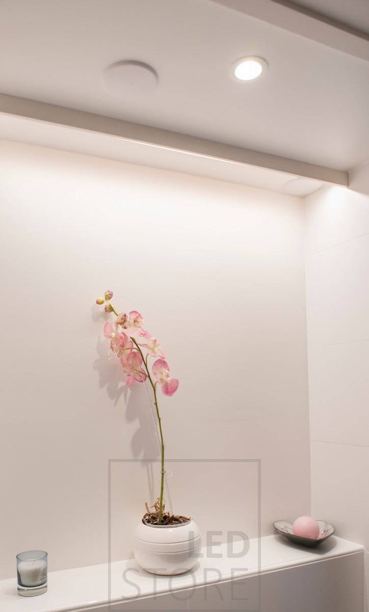 Etagère éclairée par une bande LED, créant une belle et agréable lumière indirecte dans l'espace. Ledstore.fi