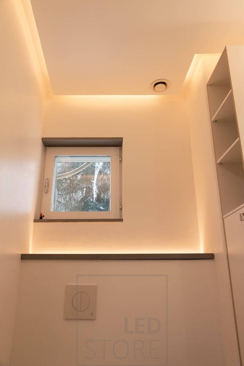 Une cabine de toilettes murale avec une bande LED orientée vers le haut. Créant une lumière d'ambiance dans l'espace, elle s'allume grâce à un détecteur de mouvement et peut donc également servir de veilleuse. Dans le plafonnier, la bande de LED est orientée vers le mur. Ledstore.fi