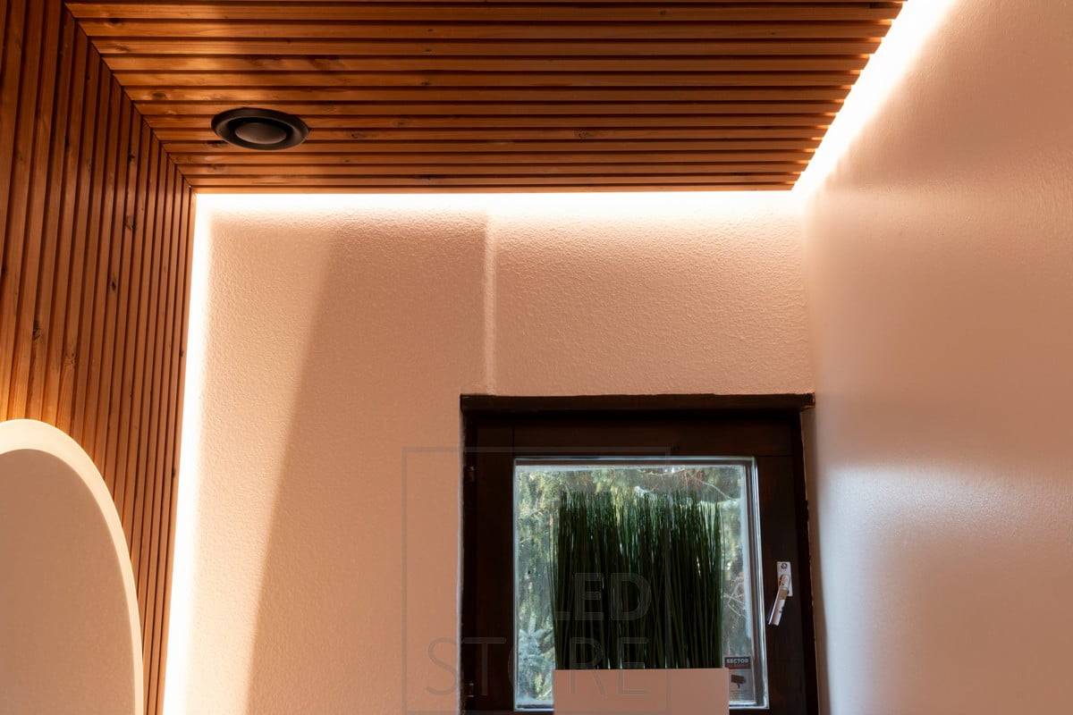 Bande LED derrière le seuil des toilettes créant une lumière indirecte atmosphérique. Ledstore.fi