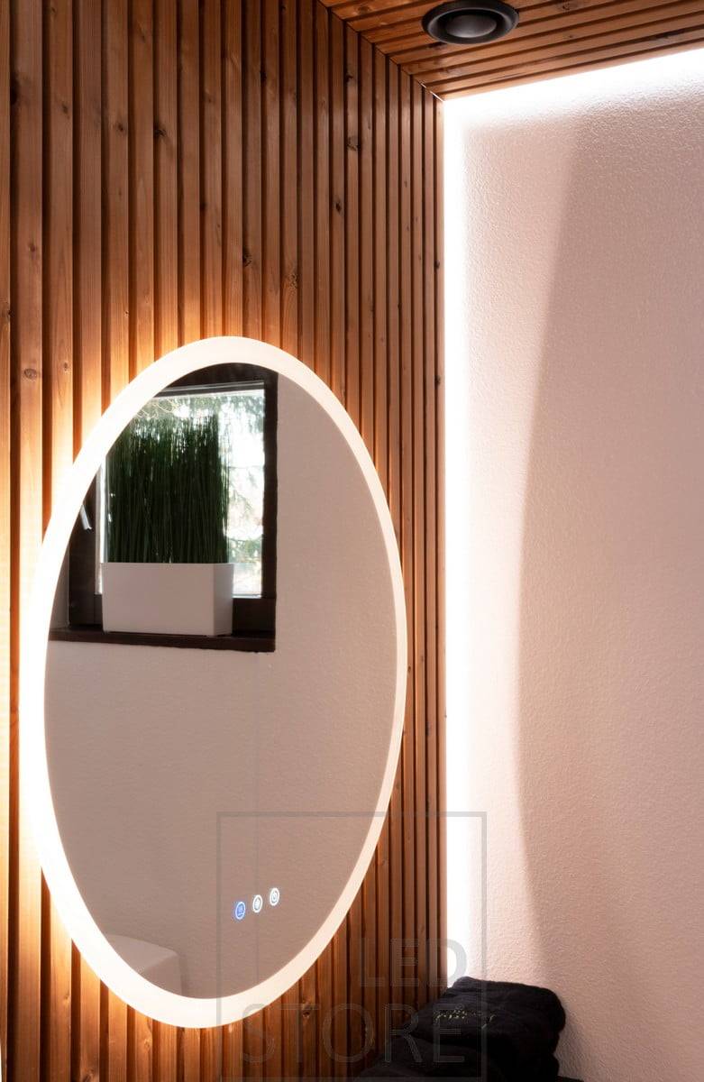 Miroir lumineux éclairant à travers le mur vers les côtés, à travers le givre vers le visage, avec une lumière indirecte supplémentaire derrière la latte avec une bande de LED. Ledstore.fi