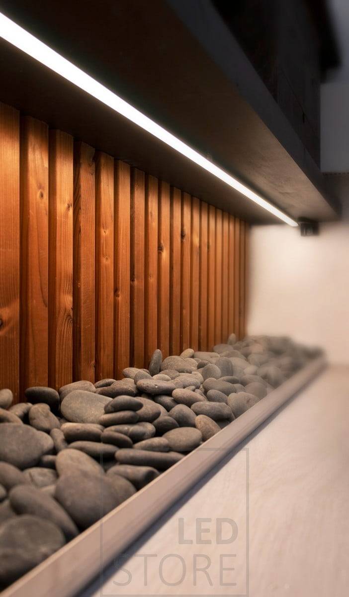Sous le niveau des toilettes, une bande LED dans une surface à profil bas éclaire les pierres décoratives placées en dessous. Ledstore.fi