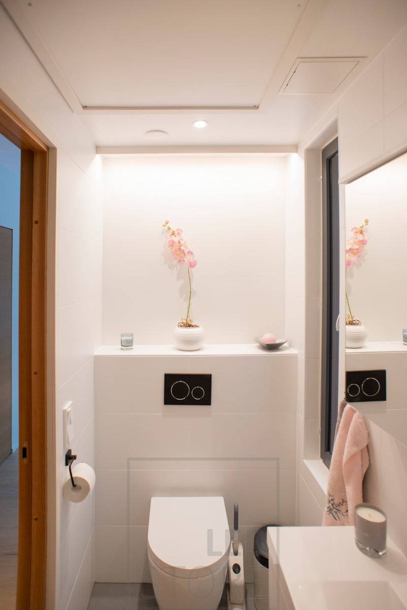 Lumière indirecte au plafond derrière les toilettes. Ledstore.fi