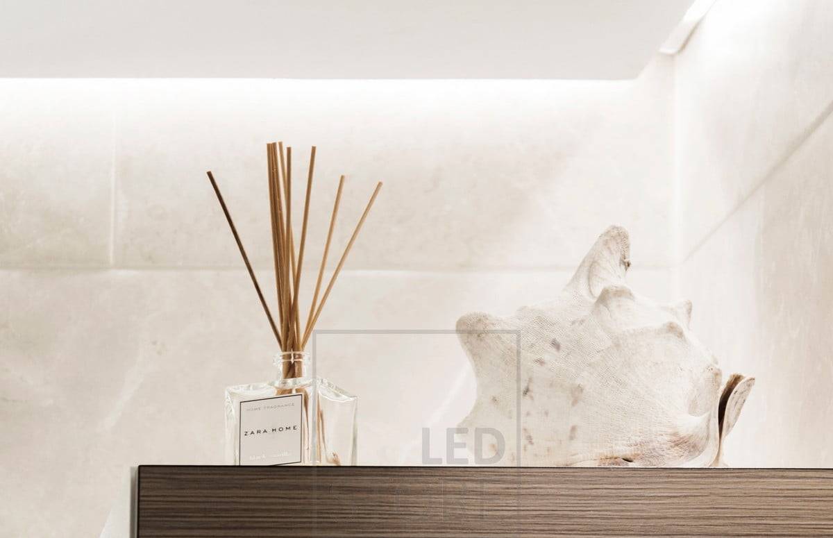 Lumière indirecte dans la salle de bain créant une lumière douce et atmosphérique. Ledstore.fi