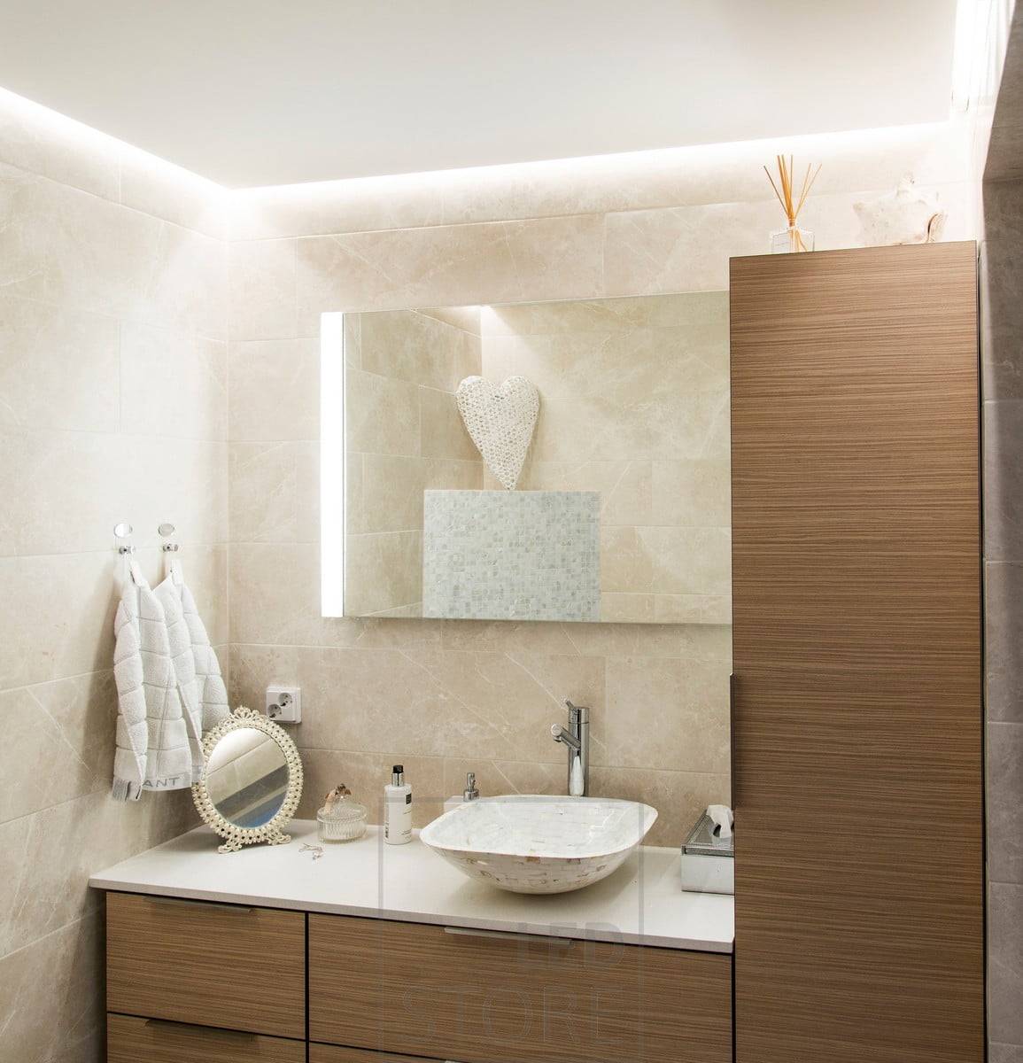 Lumière indirecte sur le plafond de la salle de bain, bande LED montée sur un châssis de downlight, dirigée vers le mur. Ledstore.fi