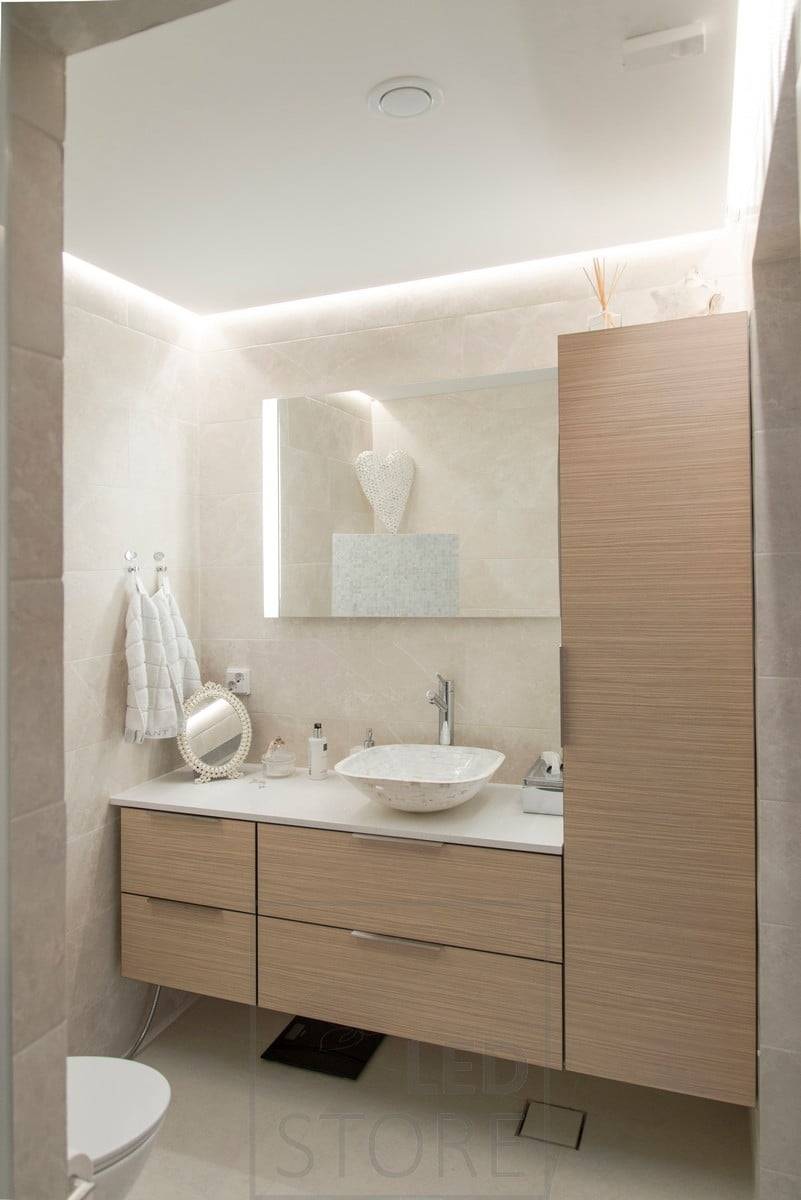 Bande de LED orientée vers le bas et dirigée vers le mur. La solution apporte une lumière belle et agréable à l'espace. Ledstore.fi