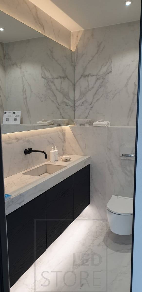 Bande LED derrière le miroir et sous le niveau pour un éclairage indirect. Ledstore.fi