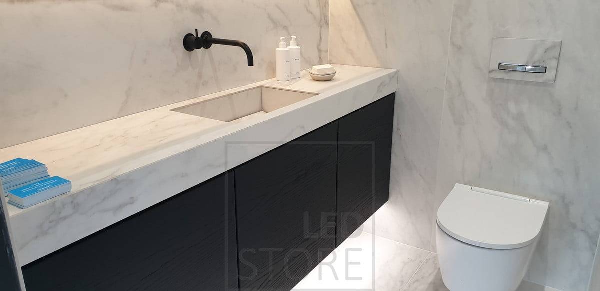 Ruban de leds sous le niveau de la cuvette des toilettes pour un éclairage indirect agréable. Ledstore.fi