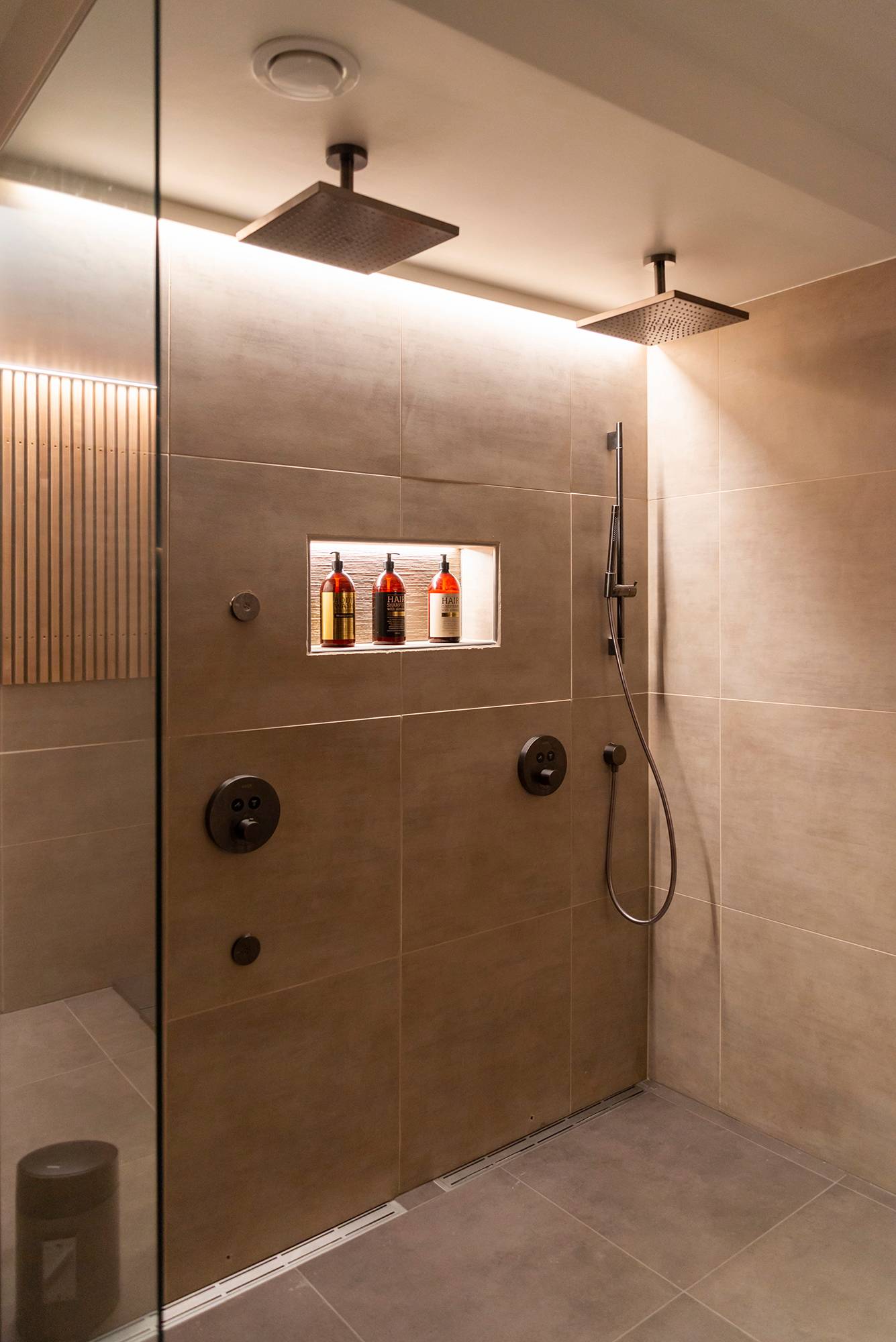 Bande LED éblouissante au plafond et étagère à shampooing pour des douches relaxantes LedStore.fi