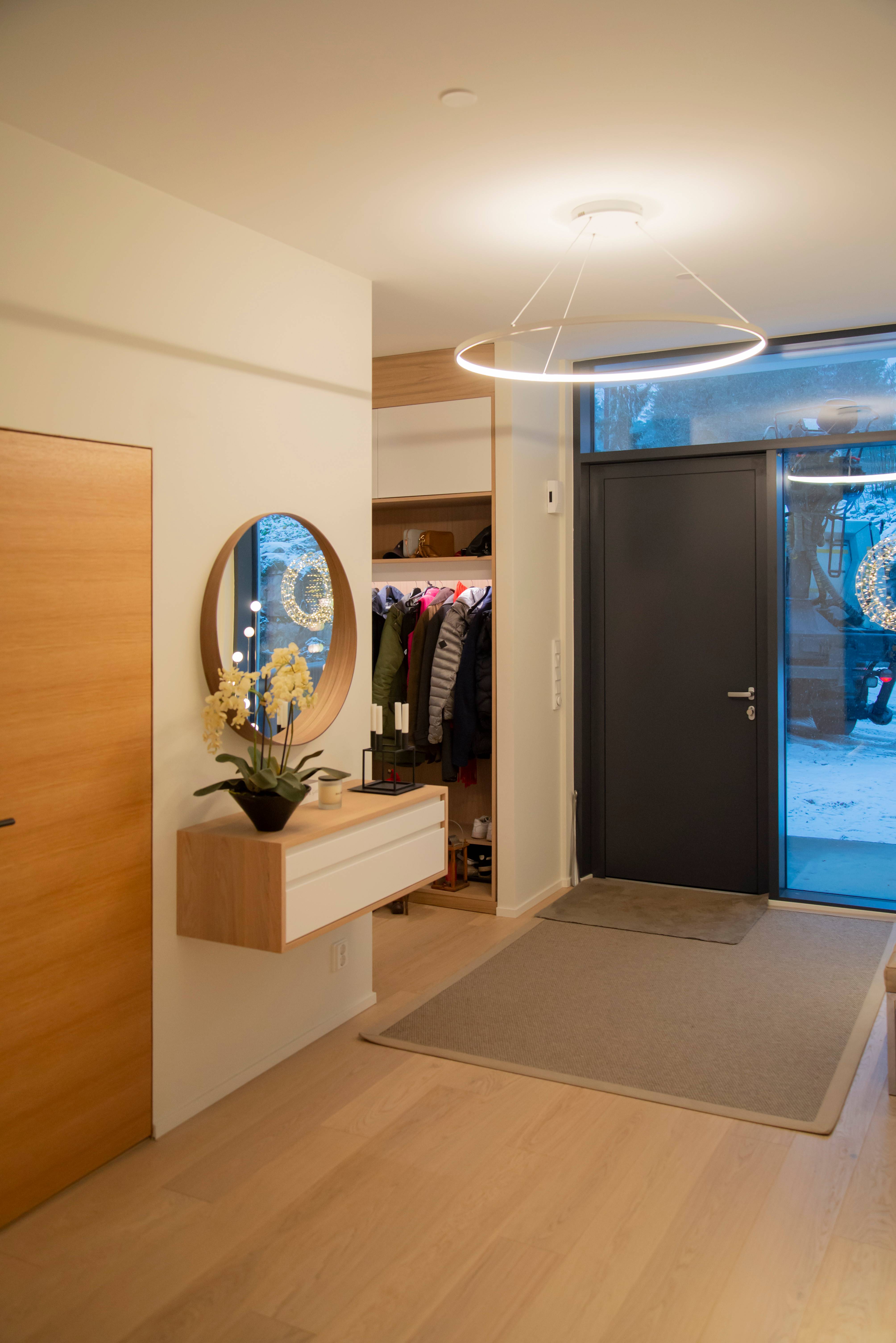 Magnifique plafonnier Rinkeli dans le couloir, la plus grande lampe Rinkeli a un diamètre de 100 cm. Le luminaire est minimaliste mais impressionnant et éclaire l\'espace avec une lumière d\'ambiance. Ledstore.fi