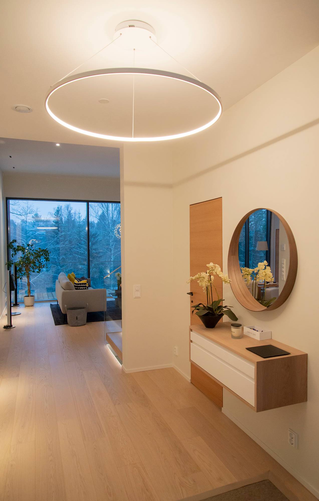 Plafonnier Rinkeli dans le couloir, la plus grande lampe Rinkeli a un diamètre de 100cm. Ledstore.fi