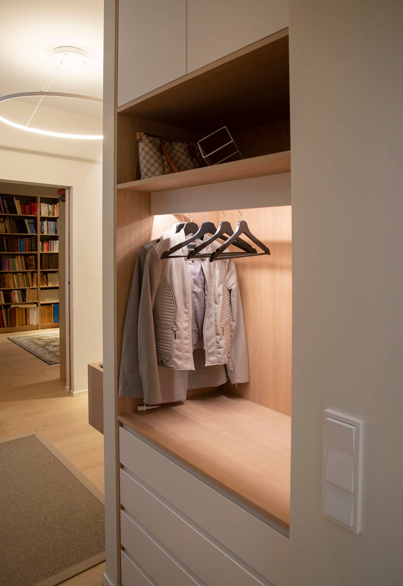 Dans une armoire, une bande lumineuse à LED éclaire le contenu de l\'armoire d\'une lumière indirecte et douce. Ledstore.fi