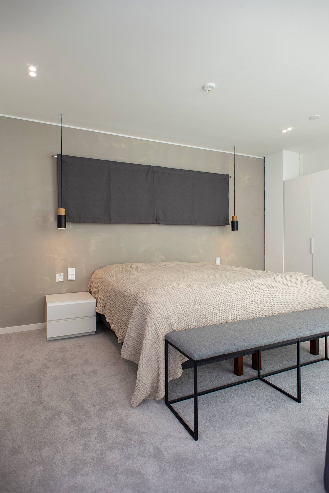 Éclairage général de la chambre à coucher avec des spots. Spots placés au plafond par paires. Ledstore.fi