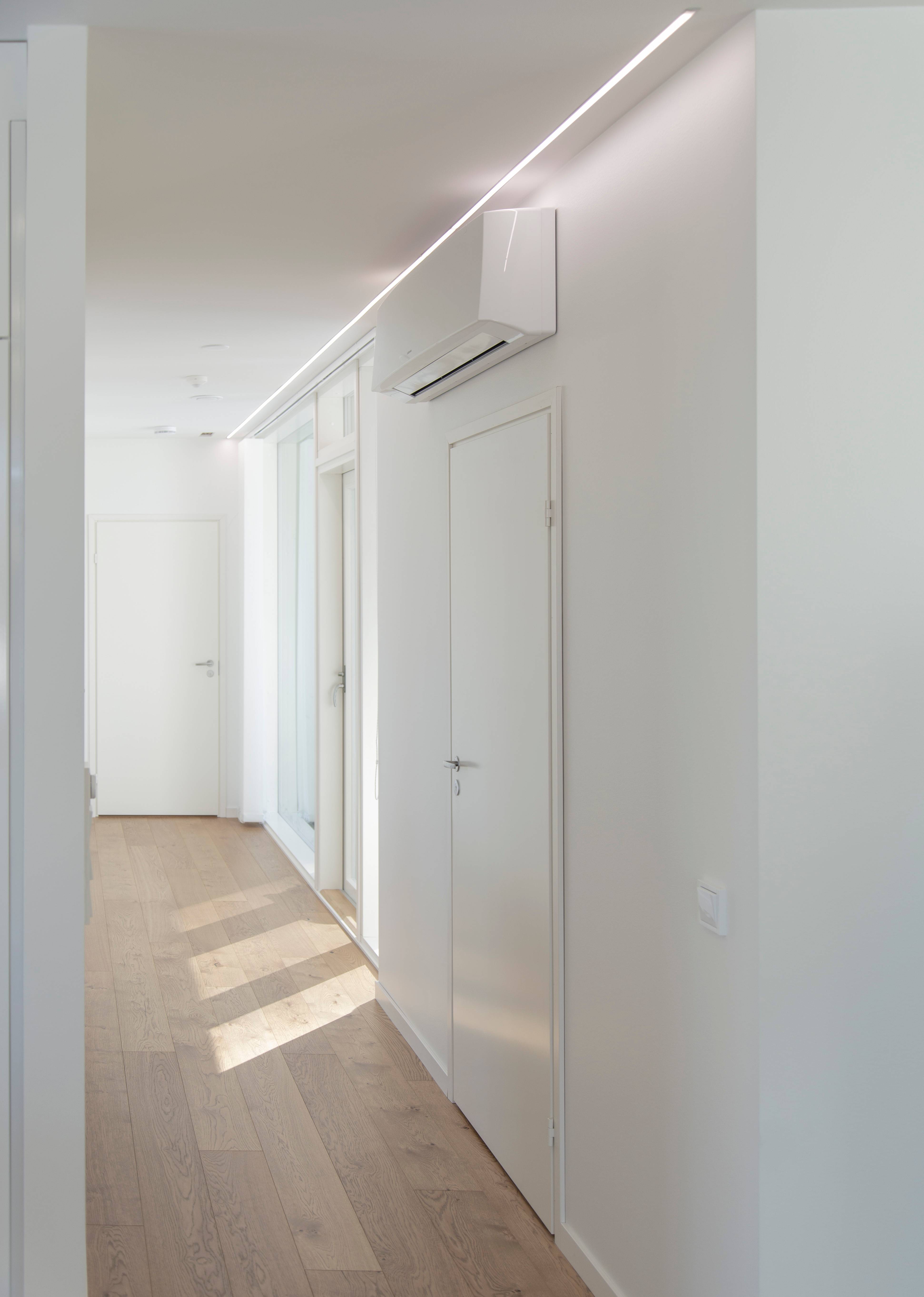 Dans un profil encastré étroit, la bande LED fournit un éclairage général beau et minimaliste dans le couloir. Ledstore.fi