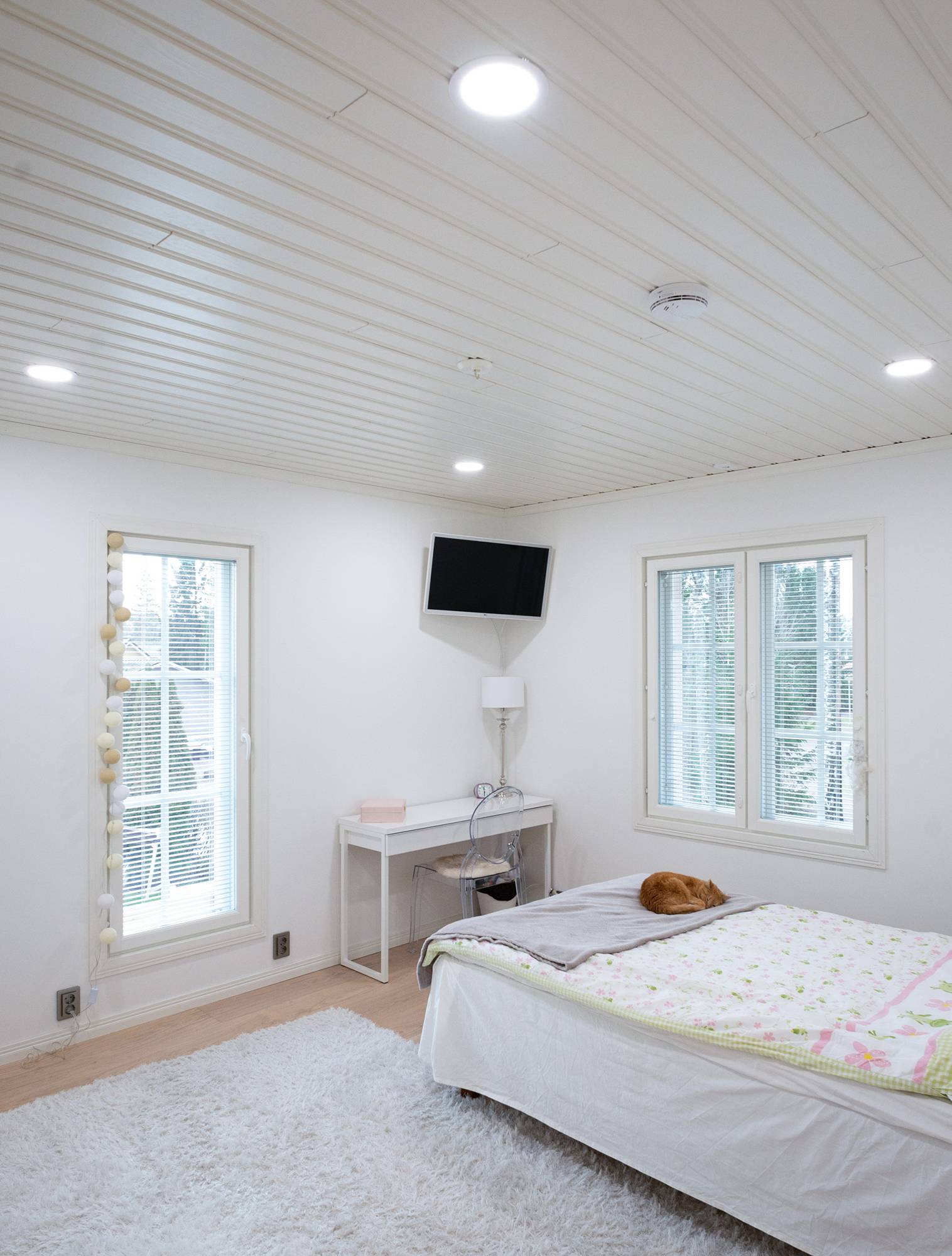 Lampes Plafond sur le plafond de la chambre à coucher pour éclairer l\'espace de manière uniforme et de haute qualité. Ledstore.fi
