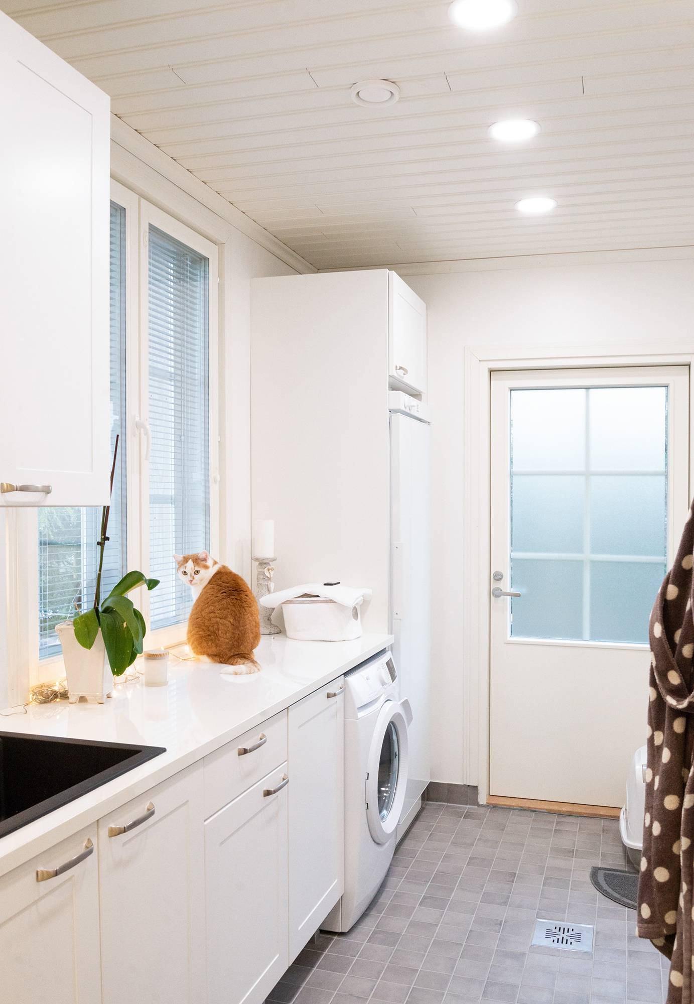 Les luminaires Plafond apportent un éclairage efficace et homogène à la buanderie. Ledstore.fi