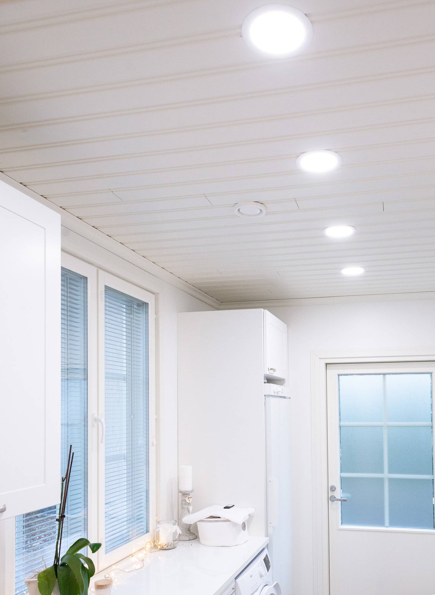 Une buanderie éclairée par des plafonniers pour un éclairage uniforme et efficace. Ledstore.fi