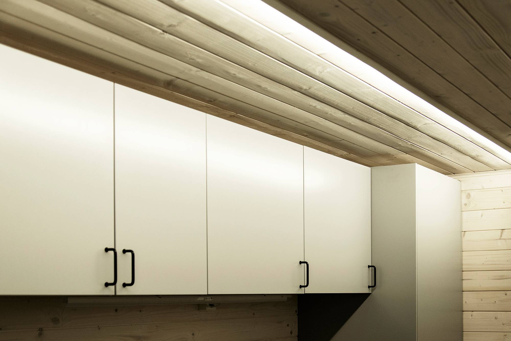 Conçu pour un profilé led monté en surface au plafond pour bien éclairer les meubles fixes de la buanderie. Ledstore.fi