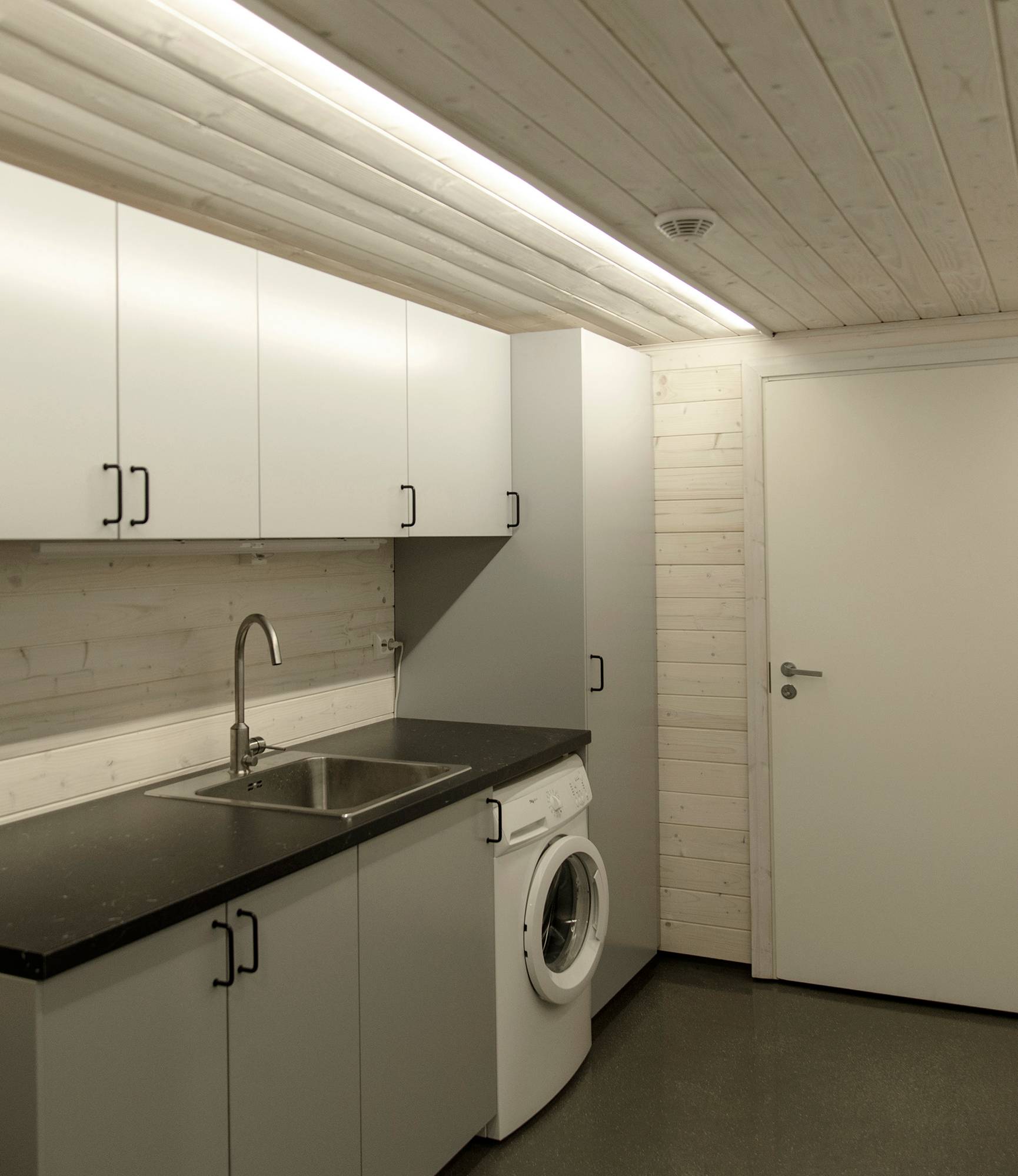 Bande LED montée en surface pour apporter une lumière générale dans un espace. Le profil est orienté vers le mobilier fixe pour fournir de la lumière exactement là où elle est le plus nécessaire. Ledstore.fi
