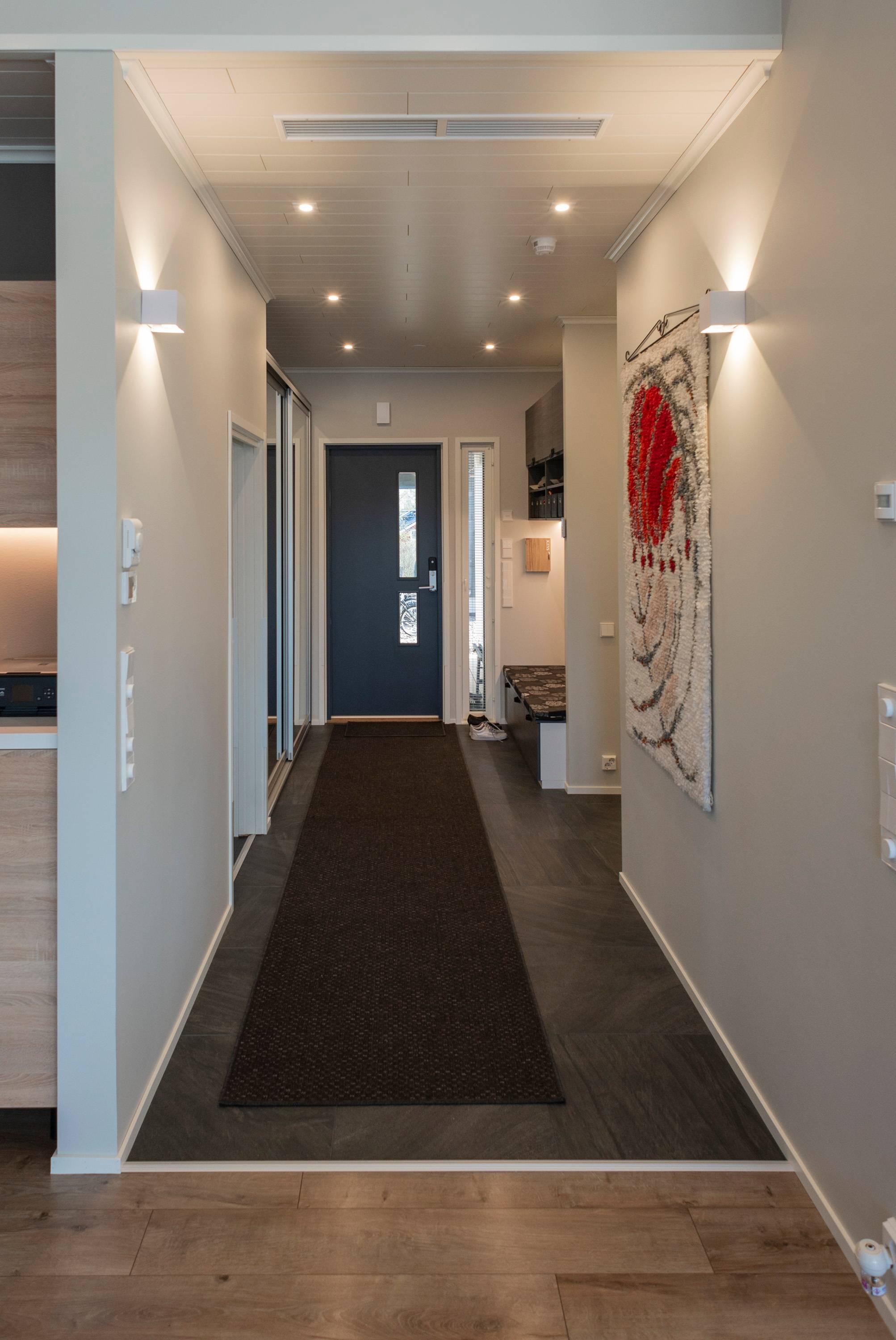 Dans le couloir, des spots à led combinés à des appliques FUNK à led avec éclairage bidirectionnel. Ledstore.fi