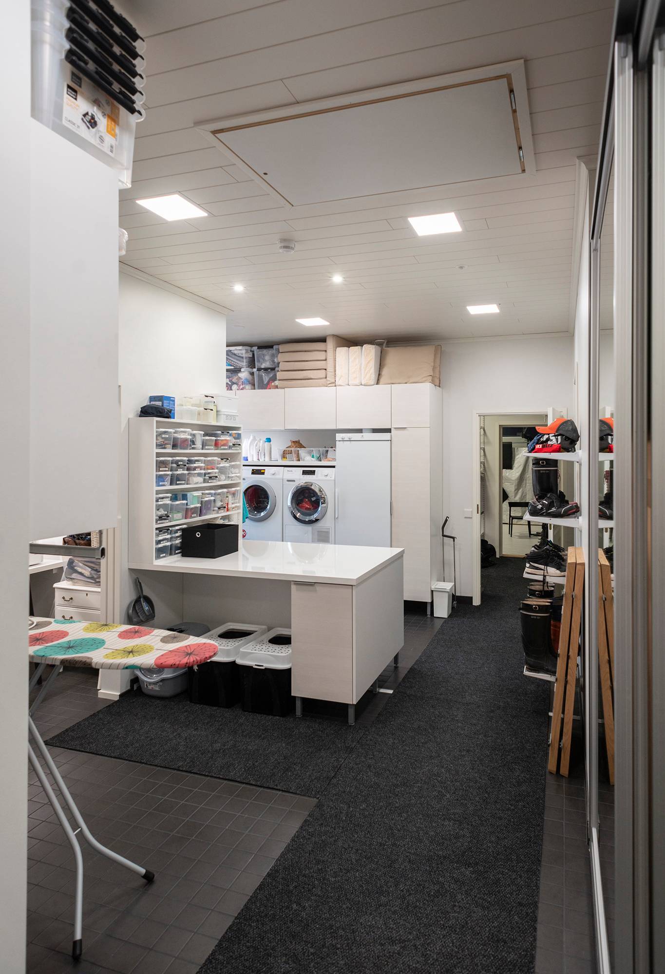 Des panneaux lumineux au plafond pour un éclairage efficace et homogène de la buanderie. Ledstore.fi