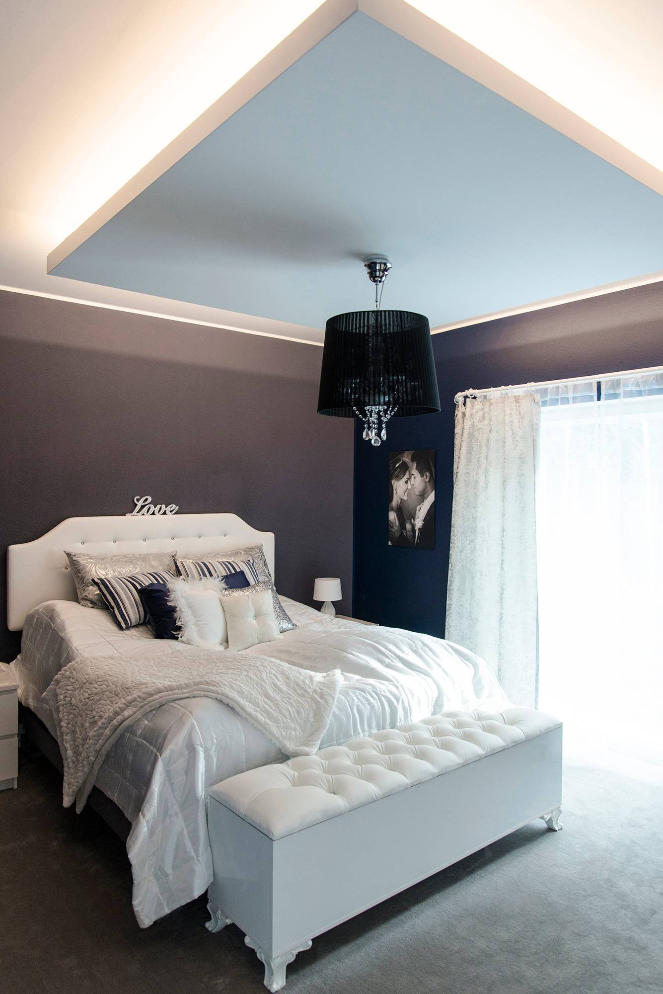 Une bande de LED tourne en bas, créant une lumière indirecte atmosphérique dans la chambre à coucher. Ledstore.fi