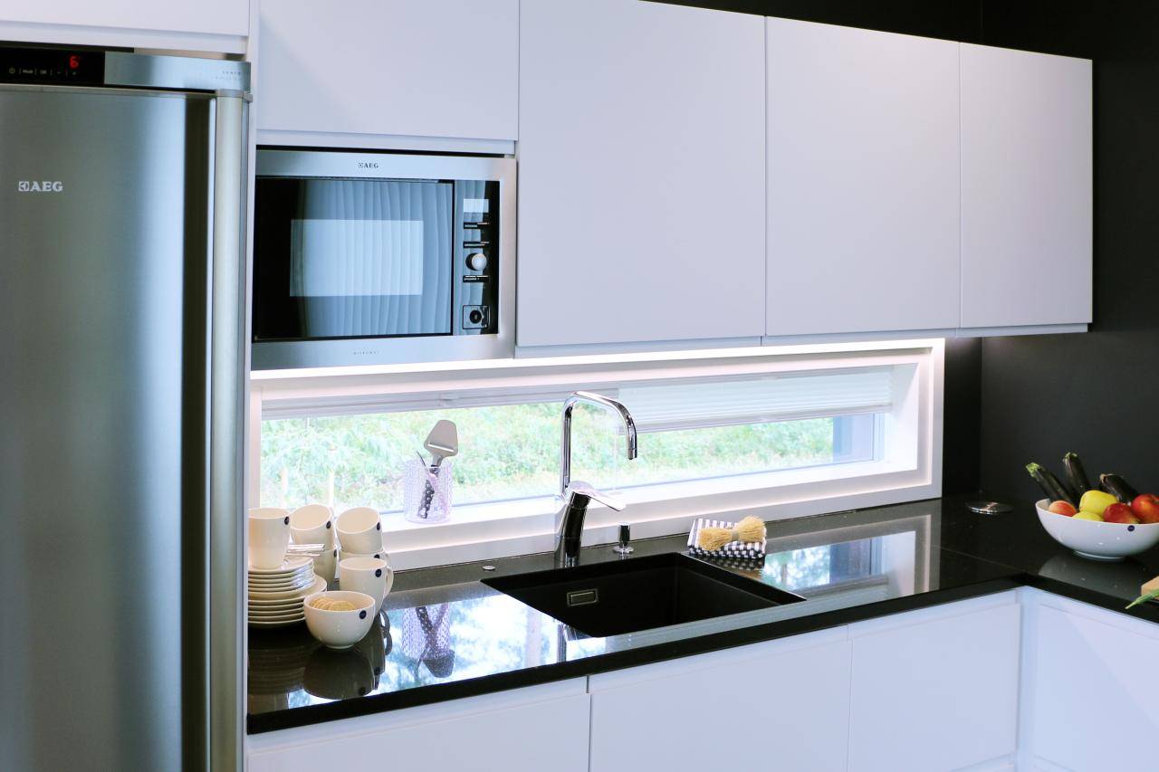 Texte minimaliste "LED STORE" dans un carré blanc sur fond vert mettant en valeur notre collection d'éclairage LED. Un mélange parfait de style et d'innovation écologique.