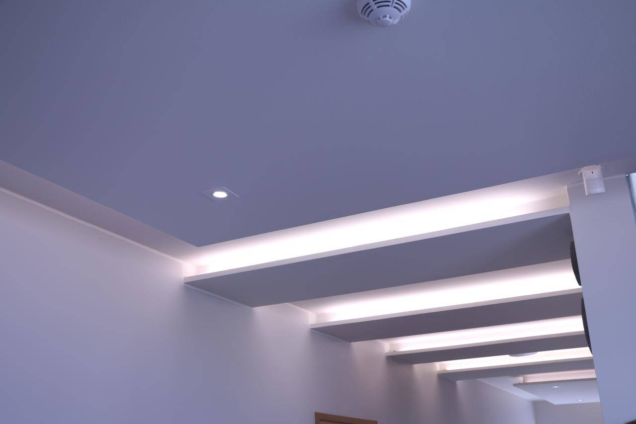 Logo LED STORE sur fond vert : un carré blanc et un texte en gras augmentent la visibilité de la marque d'éclairage économe en énergie.