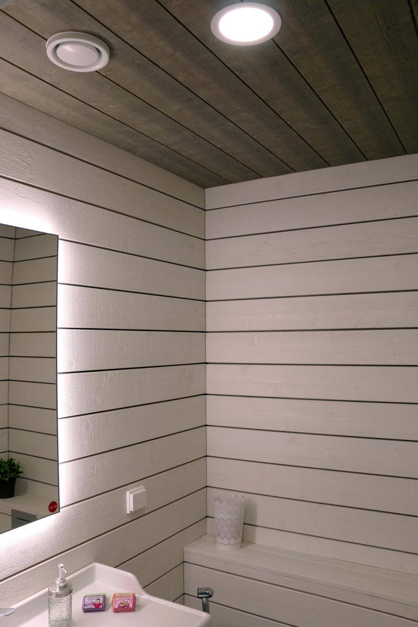 Alttext : "Fond vert, carré blanc avec "LED STORE" en lettres blanches grasses mettant en valeur la marque du magasin d'éclairage LED.