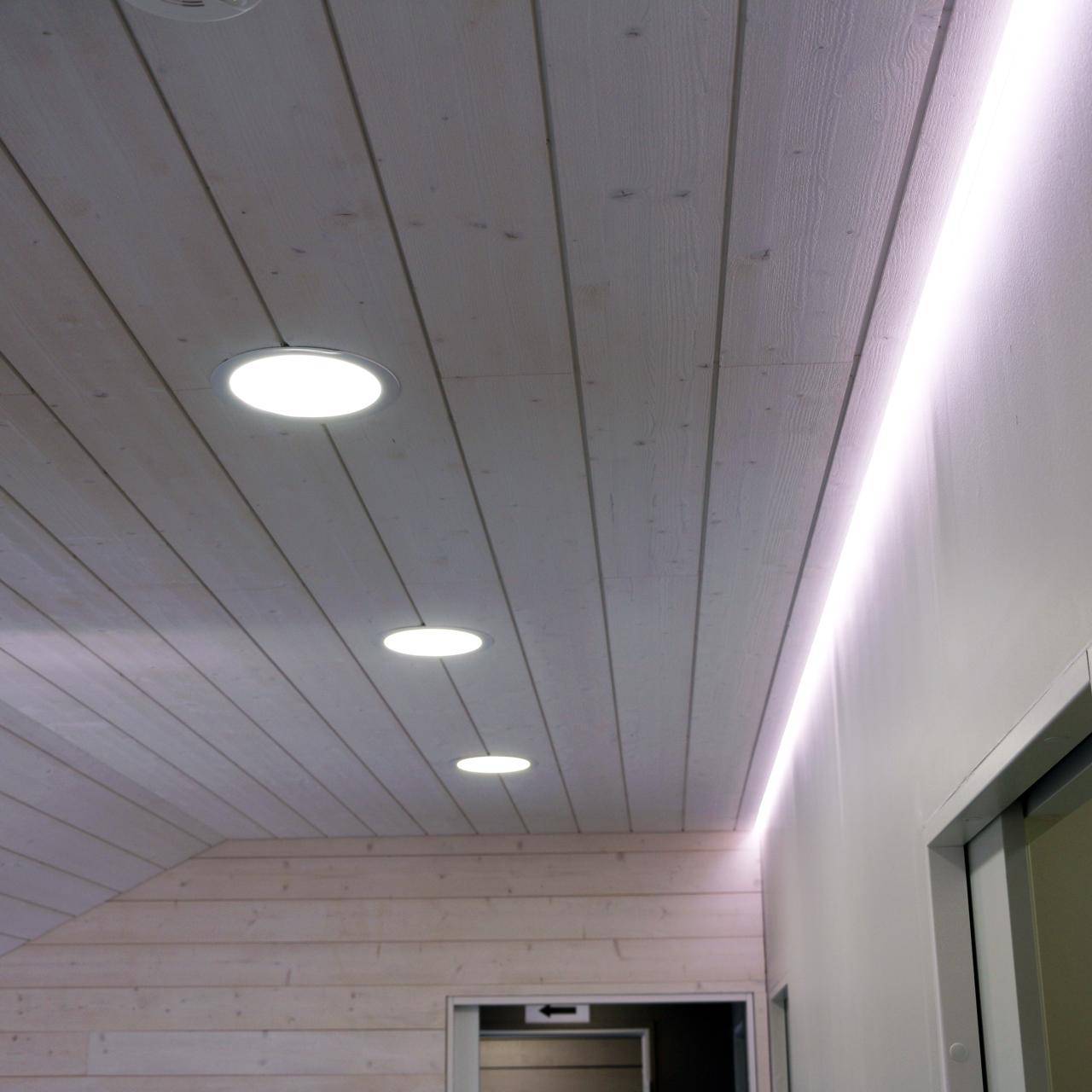 Logo LED Store : un carré blanc avec le texte "LED STORE" en grandes lettres sur un fond vert, mettant en valeur les solutions d'éclairage à faible consommation d'énergie.