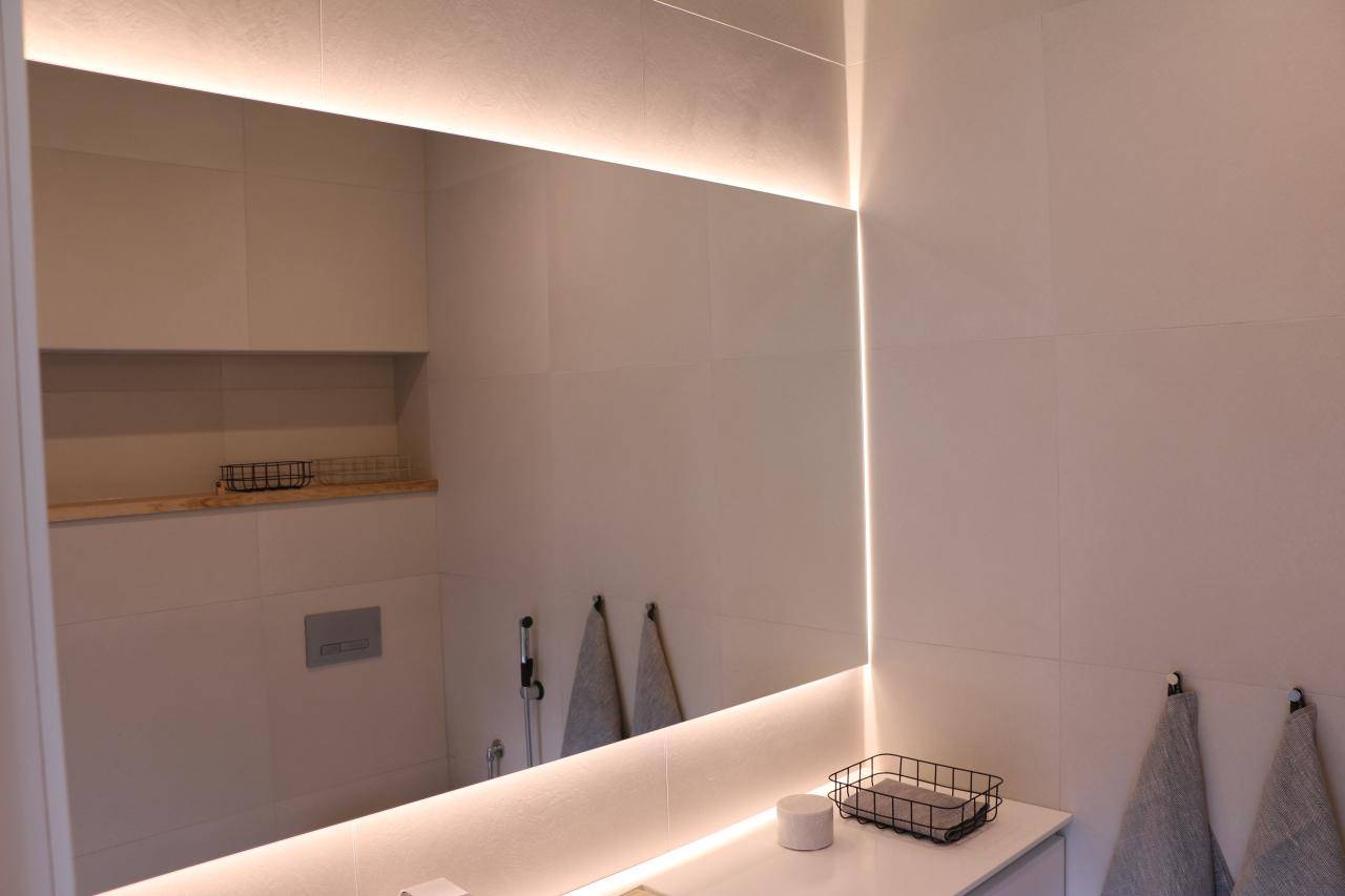 Fond vert avec un carré blanc et le texte "LED STORE" ; logo d'éclairage écologique pour des solutions d'éclairage LED durables.