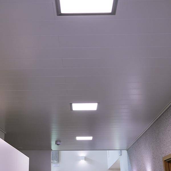 Logo du magasin d'éclairage LED : un carré blanc sur fond vert avec "LED STORE" en texte blanc gras, représentant des solutions d'éclairage écologiques.