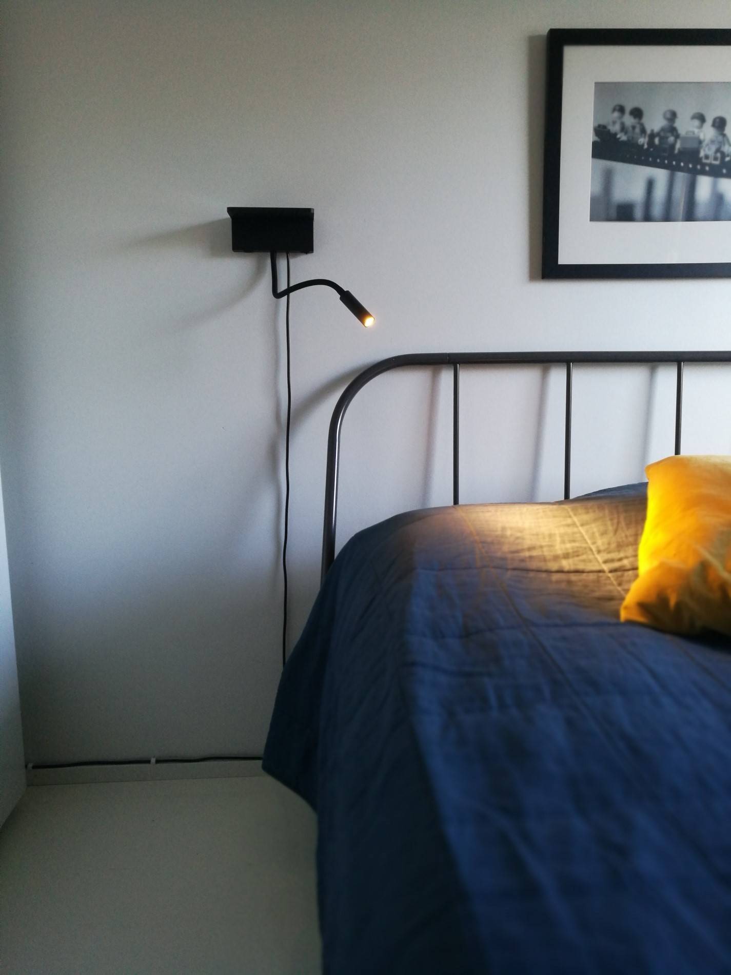 Lampe NIGHT BLADE sur le mur à côté du lit, éclairée