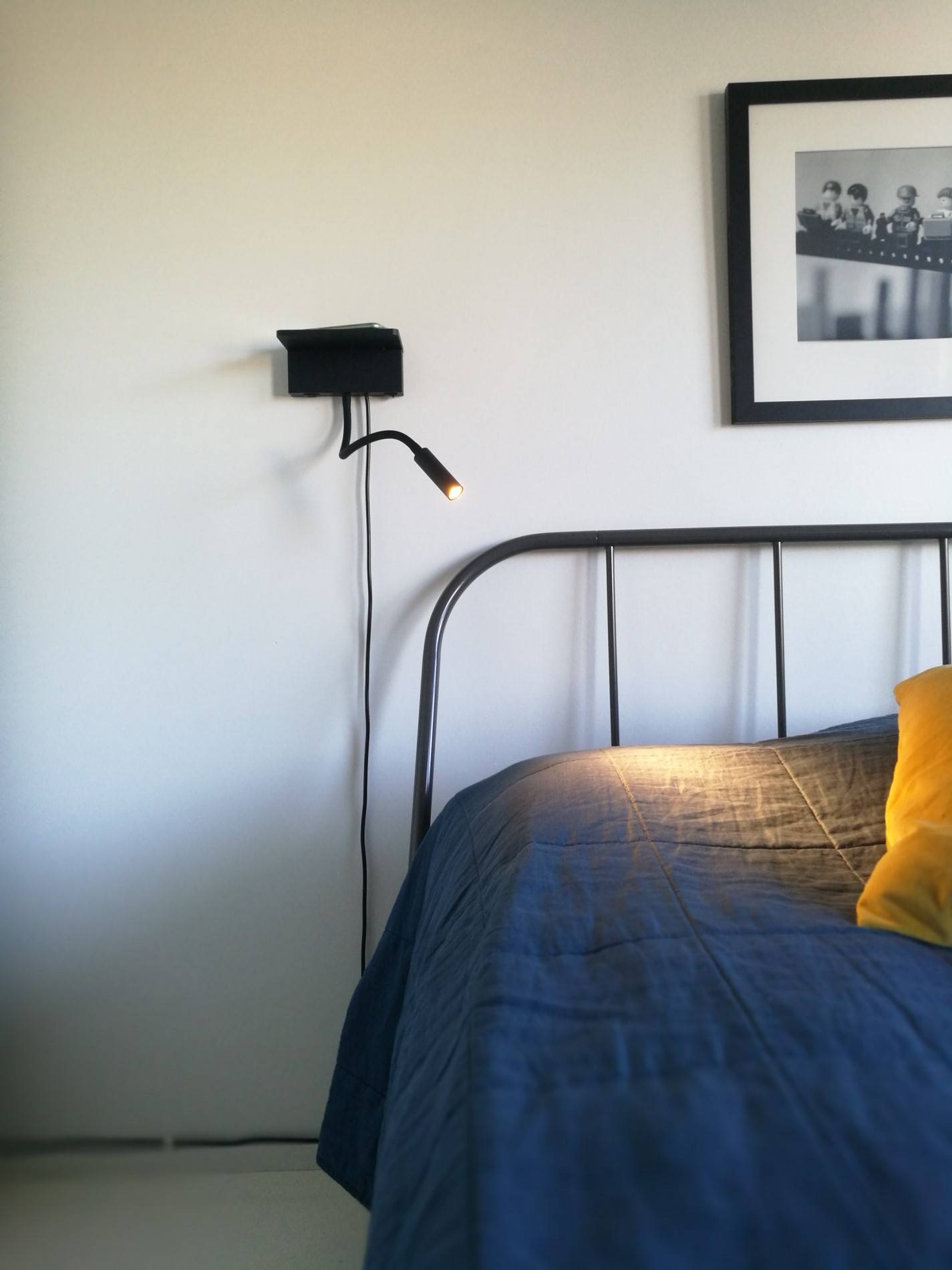 Lampe NIGHT BLADE sur le mur à côté du lit, éclairée