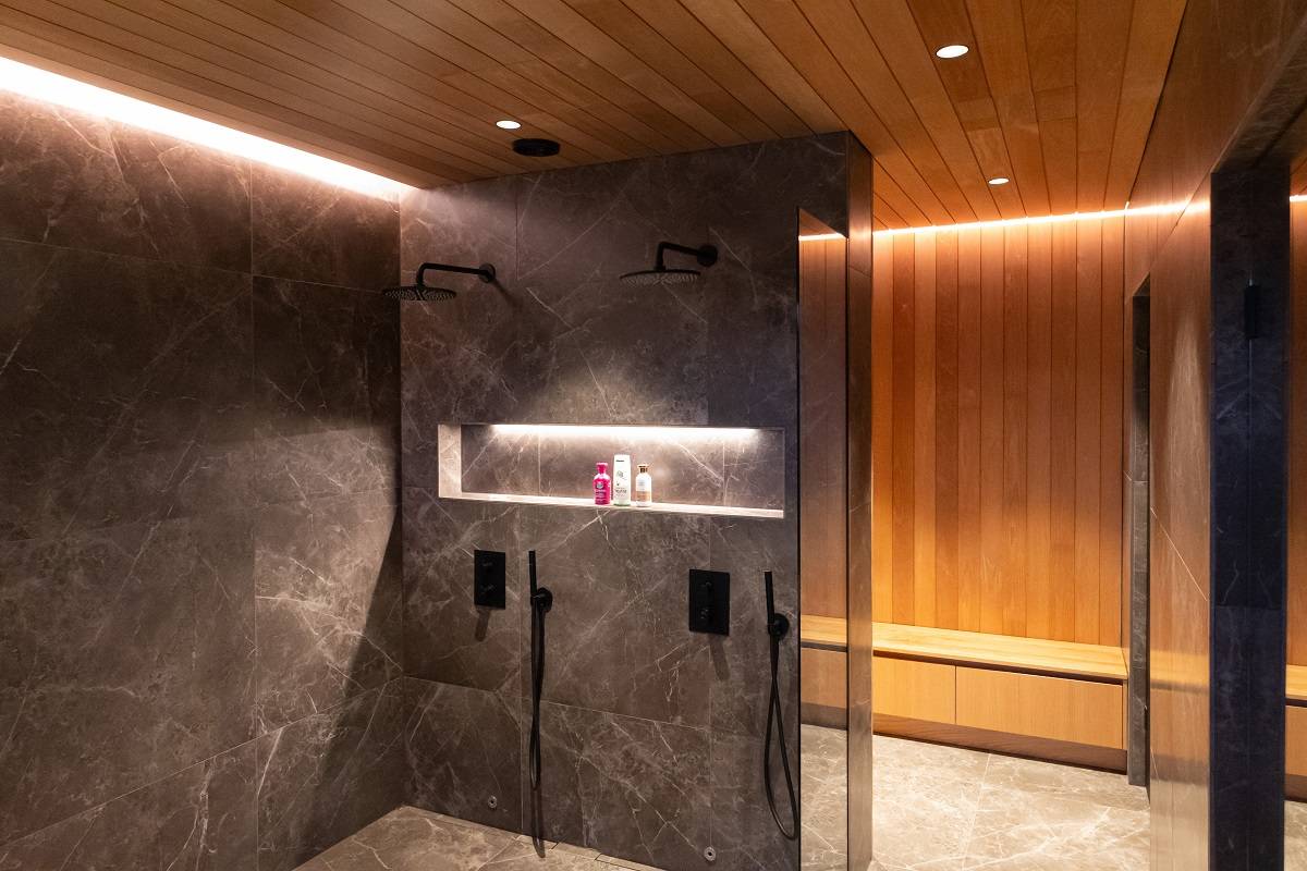 Objets de référence, éclairage de la salle de bain par bandes et spots LED.