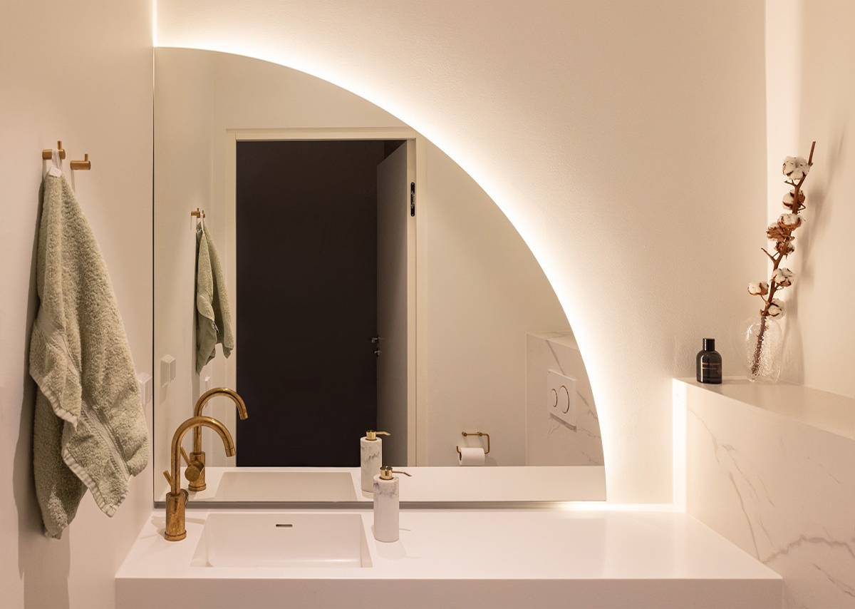 Références Maison Eteläaho, miroir de salle de bains Éclairage LED derrière un miroir incurvé.
