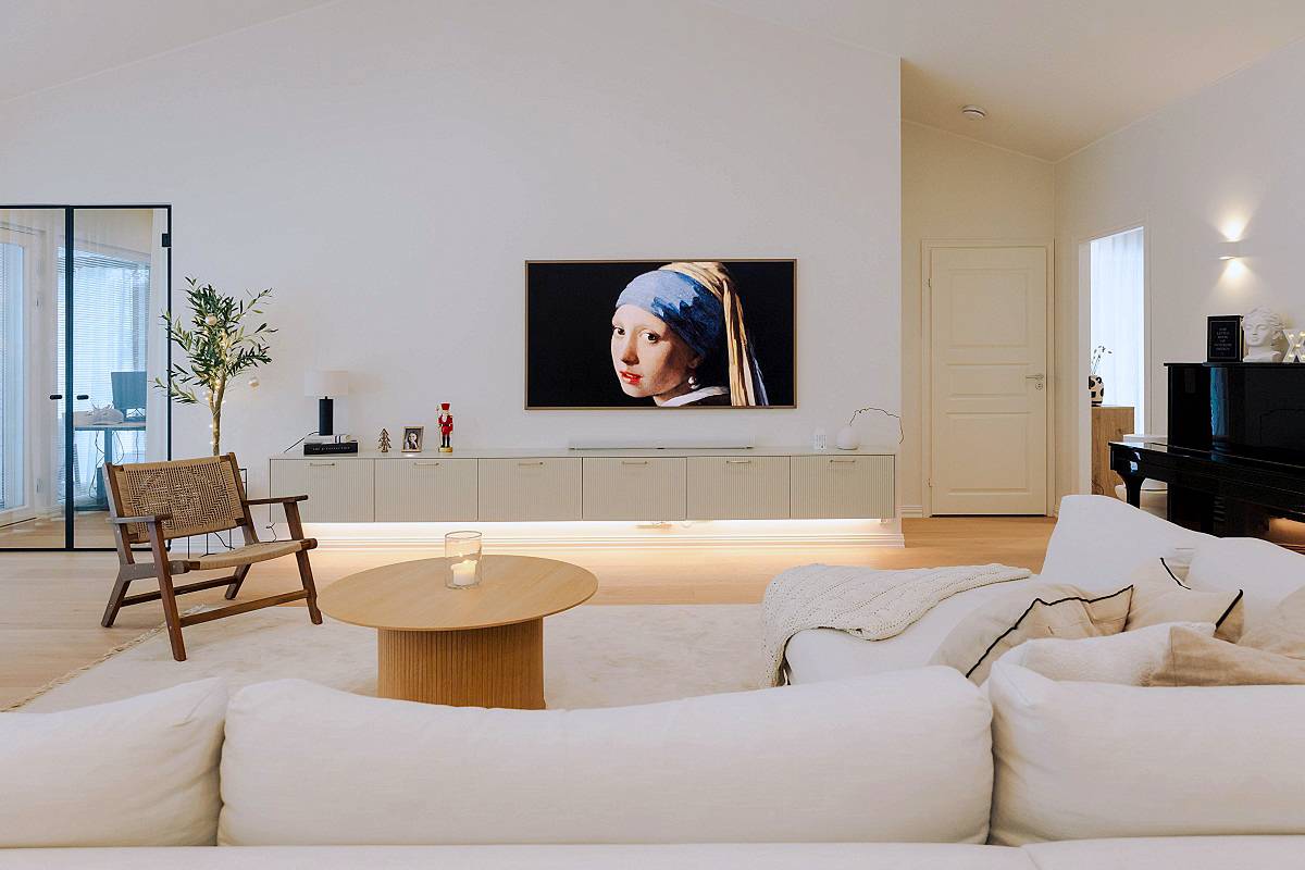 Référence Briques sur le rocher, éclairage indirect par bande LED d'un salon au niveau de la télévision