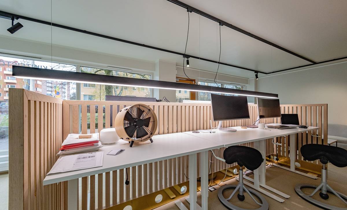 Il est important de planifier l'éclairage du bureau de manière à ce qu'il y ait suffisamment de lumière de bonne qualité aux postes de travail.