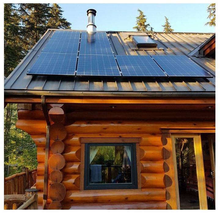 Panneaux solaires et éclairage par bandes LED Panneaux solaires sur le toit d'un chalet