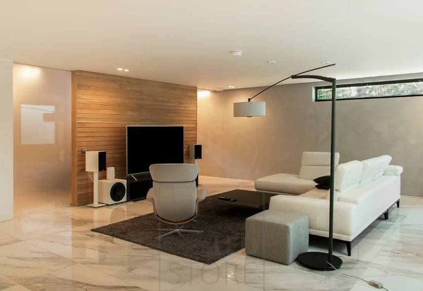 Éclairage Led dans le salon avec des spots au plafond et des éclairages d'appoint, comme un lampadaire.