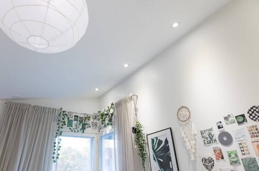 L'éclairage de la chambre des enfants est basé sur des luminaires installés de façon permanente, à côté du mur. Lampe suspendue blanche en papier au centre de la pièce.  