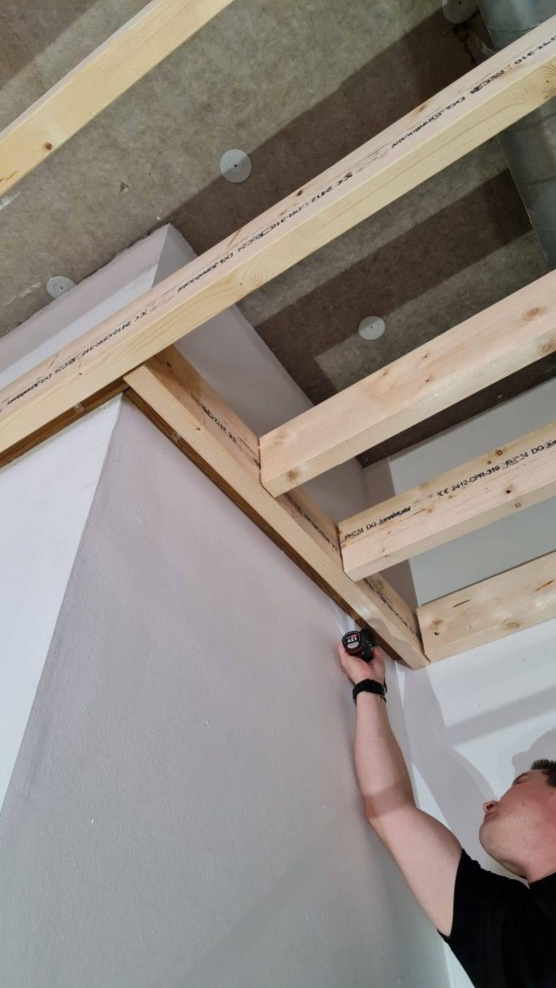 Les bandes d'éclairage de plafond commencent par une lumière indirecte