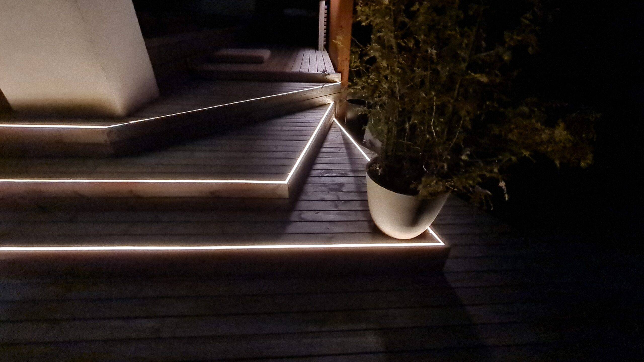 Quels types d'éclairages extérieurs à LED améliorent la sécurité ? Bords des marches d'escalier éclairés par des bandes LED pour la sécurité