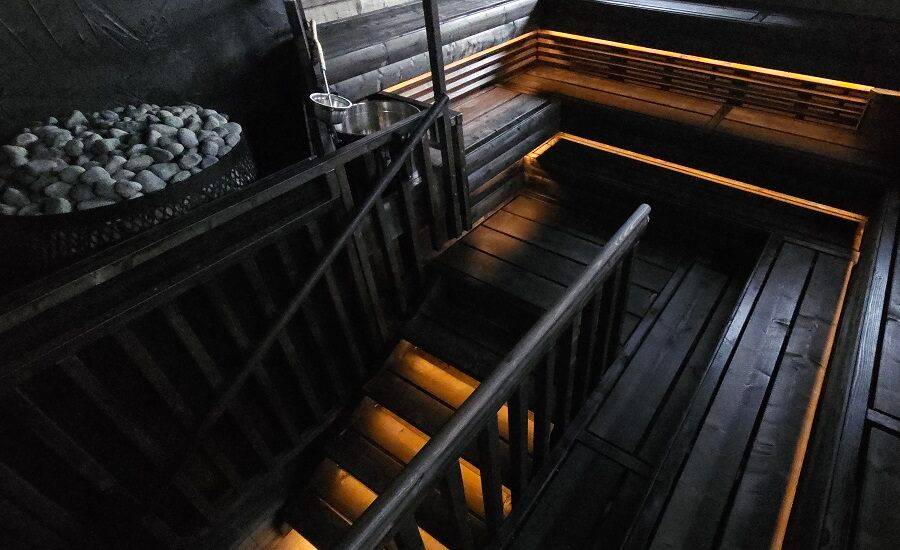 Éclairage créatif du sauna Eclairage du sauna avec bande LED en profilé d'aluminium au bas du plafond et au bas de l'escalier, teinte de lumière blanc chaud