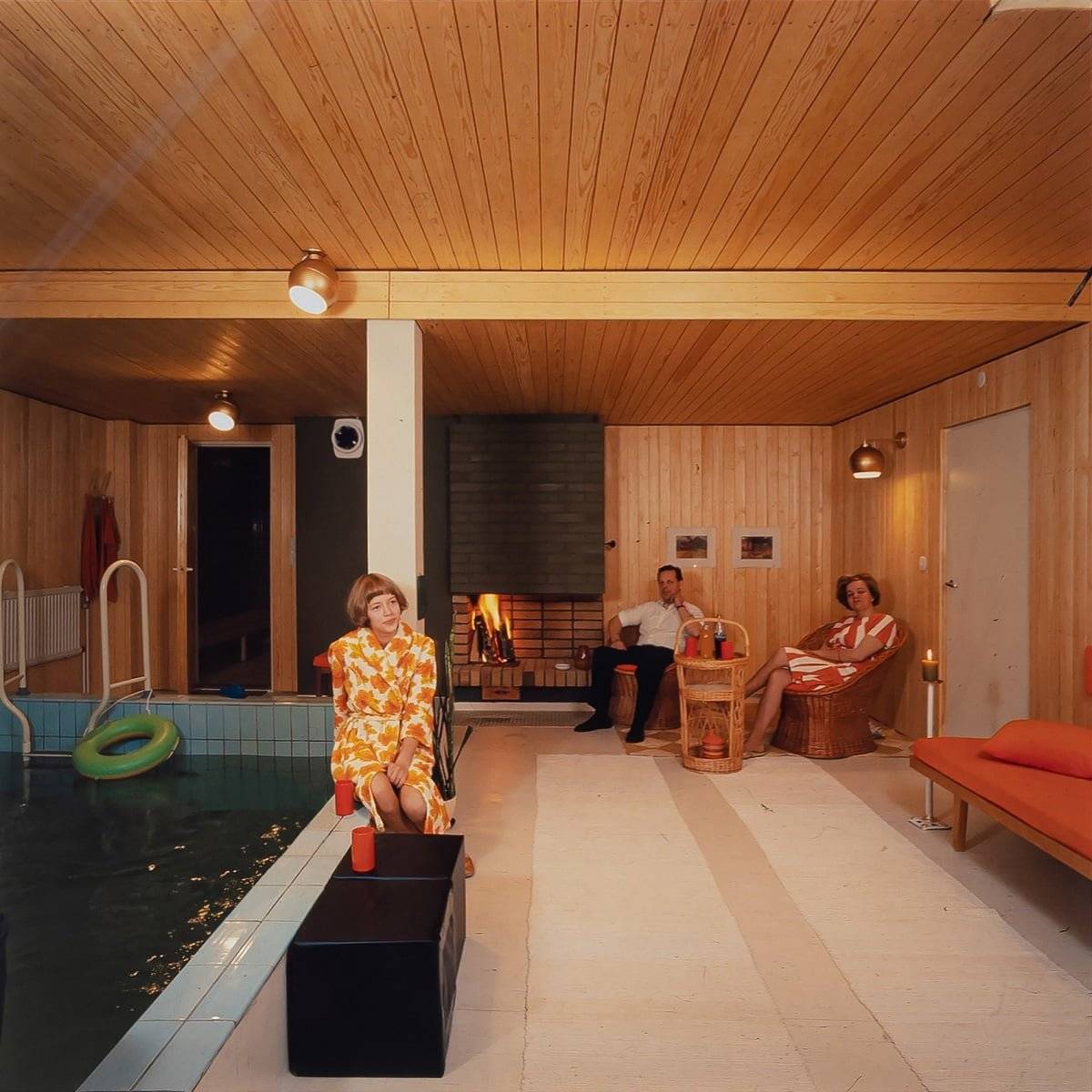 La photo montre une famille profitant de son temps libre dans l'espace nouvellement rénové de la piscine et de la cheminée. Photo tirée de l'album de famille d'un client.