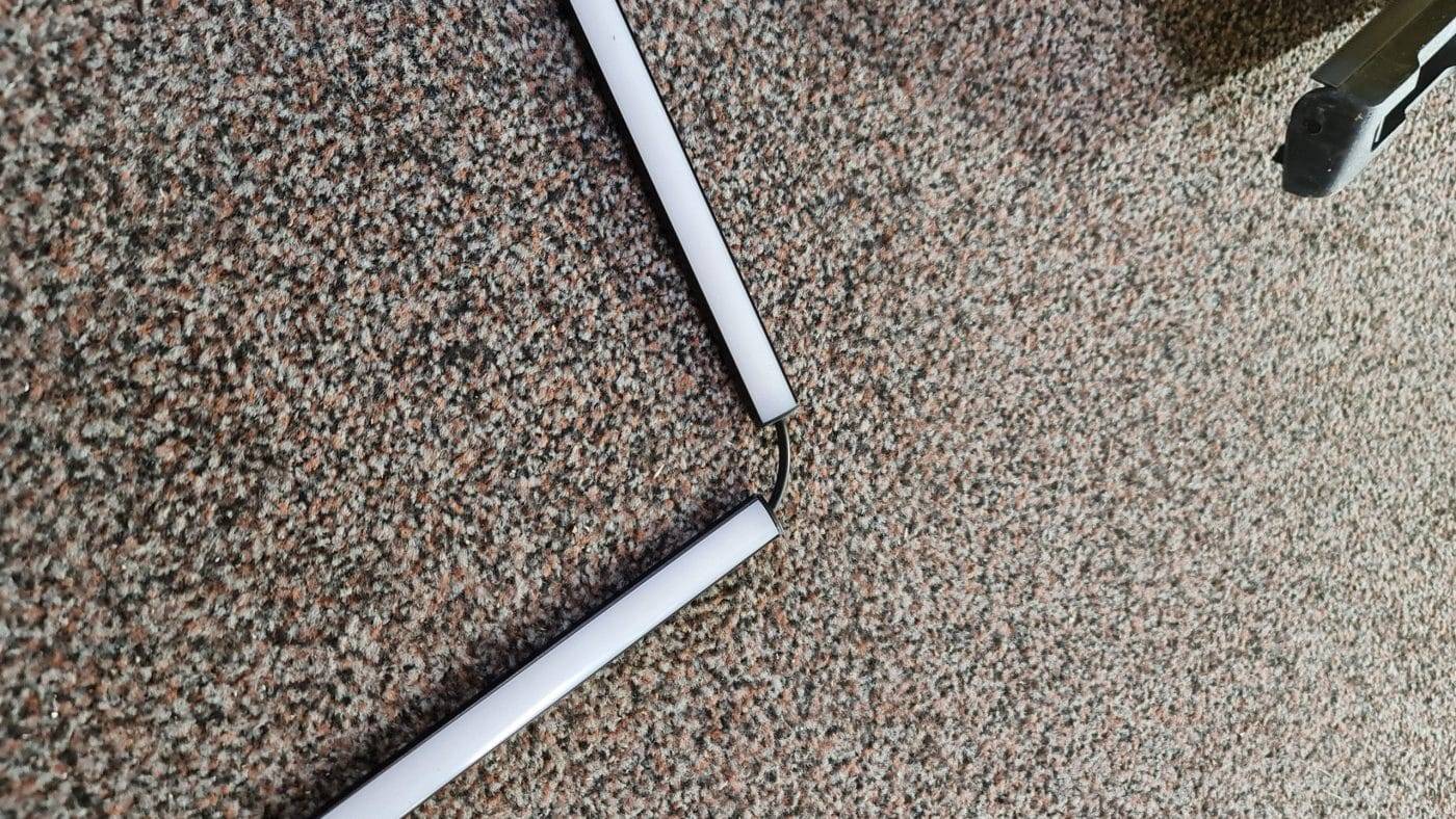 Bande LED en profilé noir avec connexion d'angle, prête à l'installation.