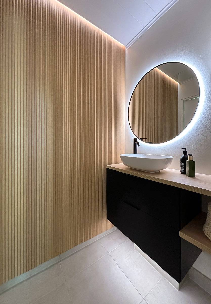 Bandeau lumineux à trois niveaux de hauteur dans les toilettes