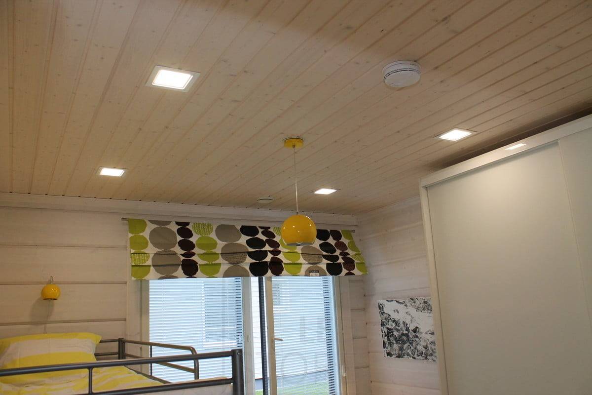 Eclairage de la chambre des enfants. Panneaux LED 200x200 dans le plafond de la chambre.